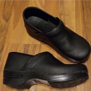 Dansko Matte Black Professional Clogs Size 40